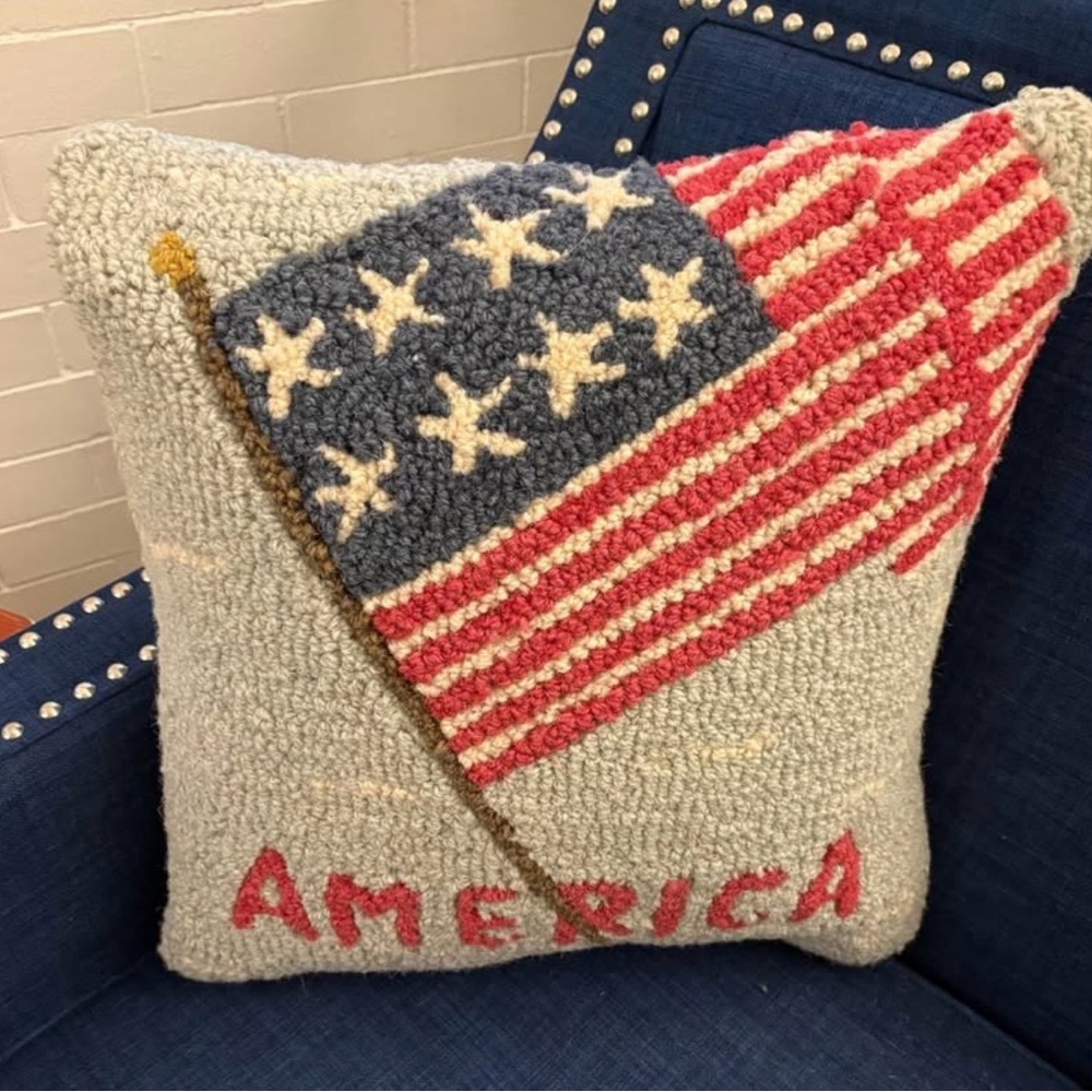 Vintage patriotic hook pillow - Picture 3 of 7